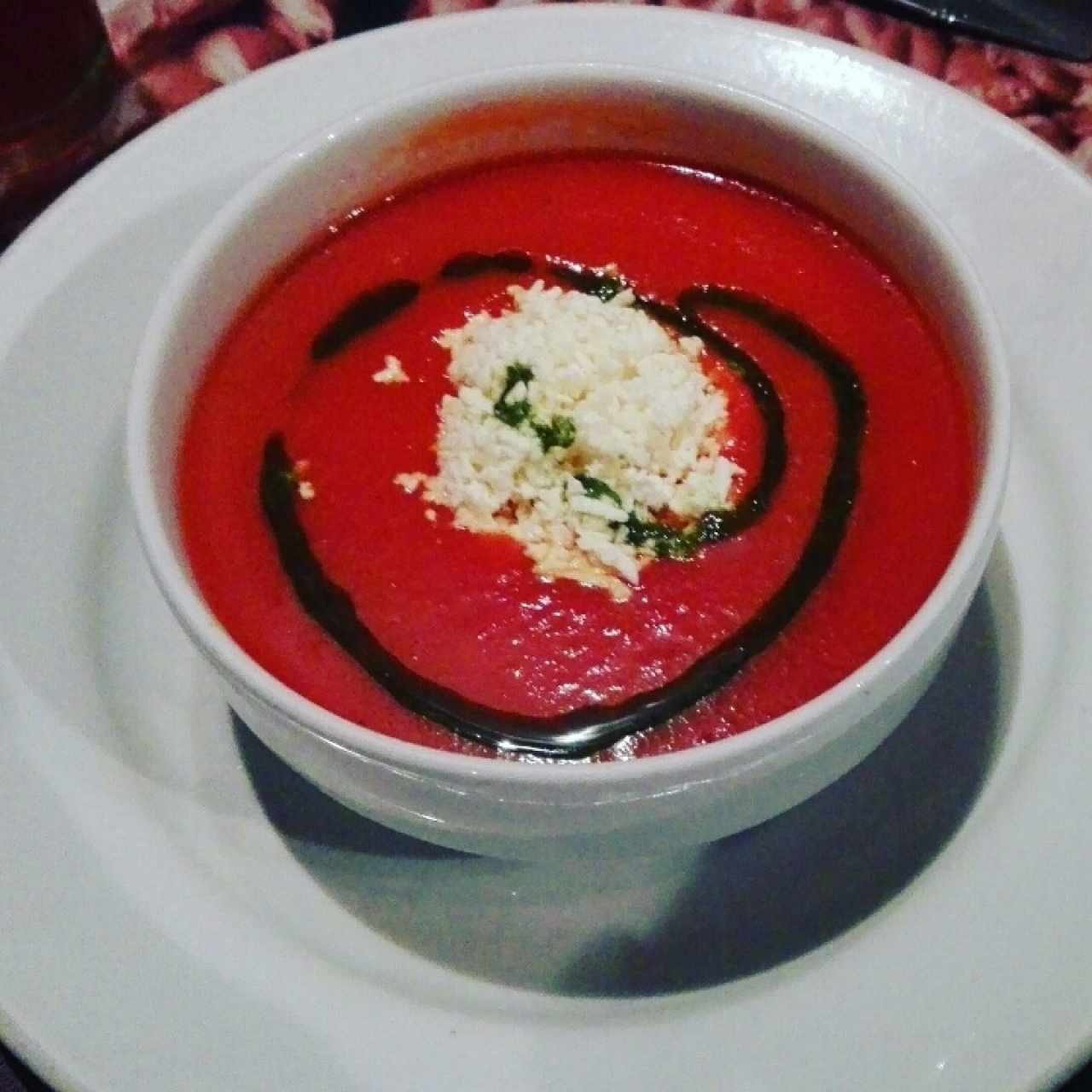 Crema de tomate con pesto