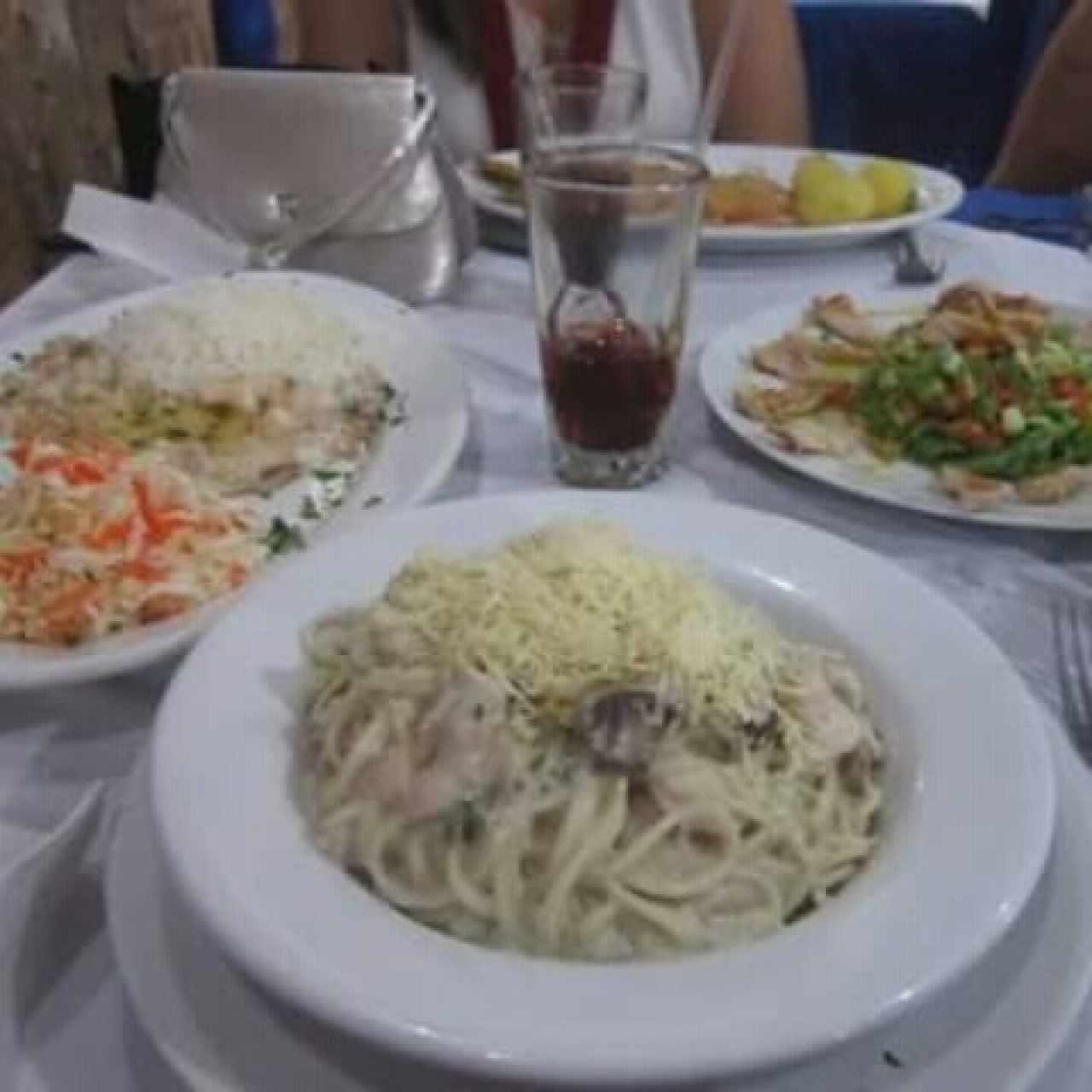 Milanesa gratinada con camarones, pasta con pollo y champiñones y ensalada del dia.