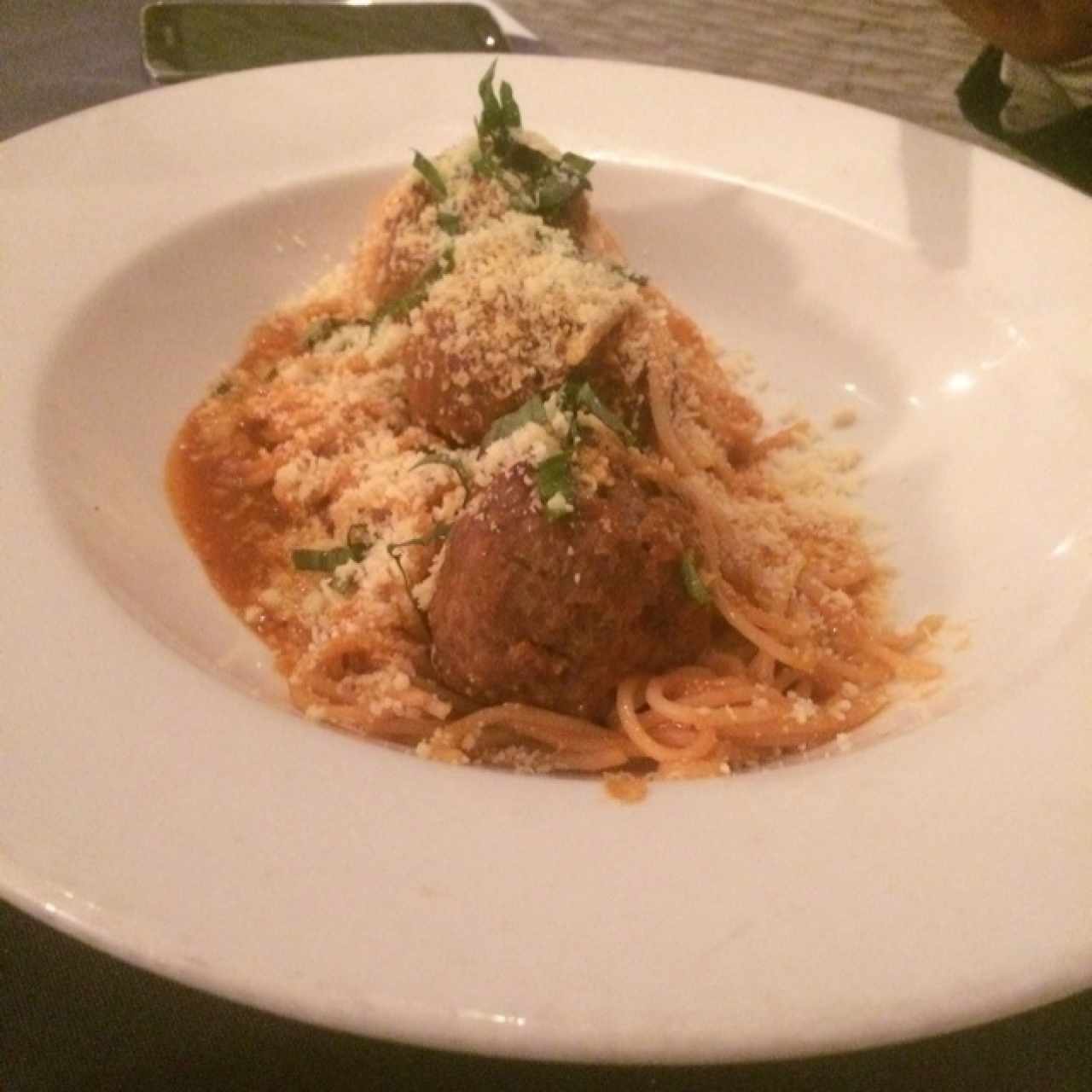 pasta com salsa napoli y albondigas remlenas de queso