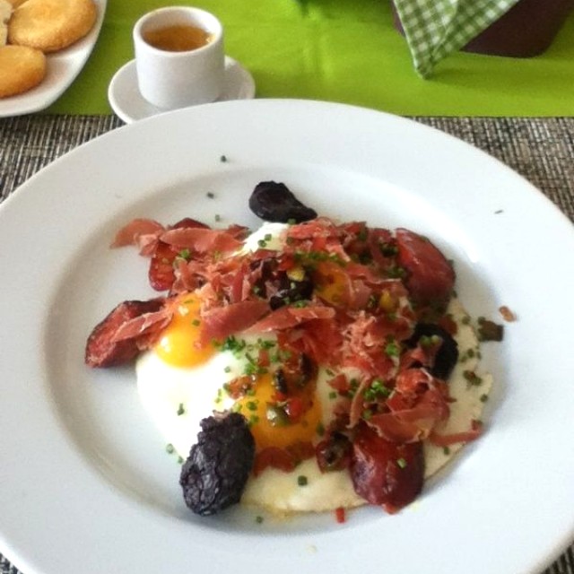Huevos rotos con jamon serrano, morcilla y chorizo