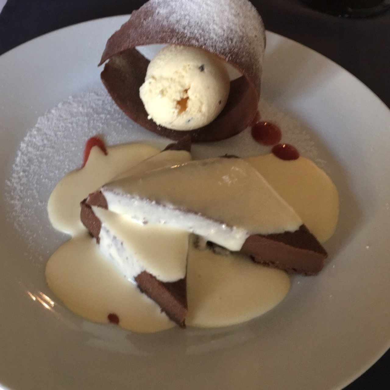 postre negro en camisa