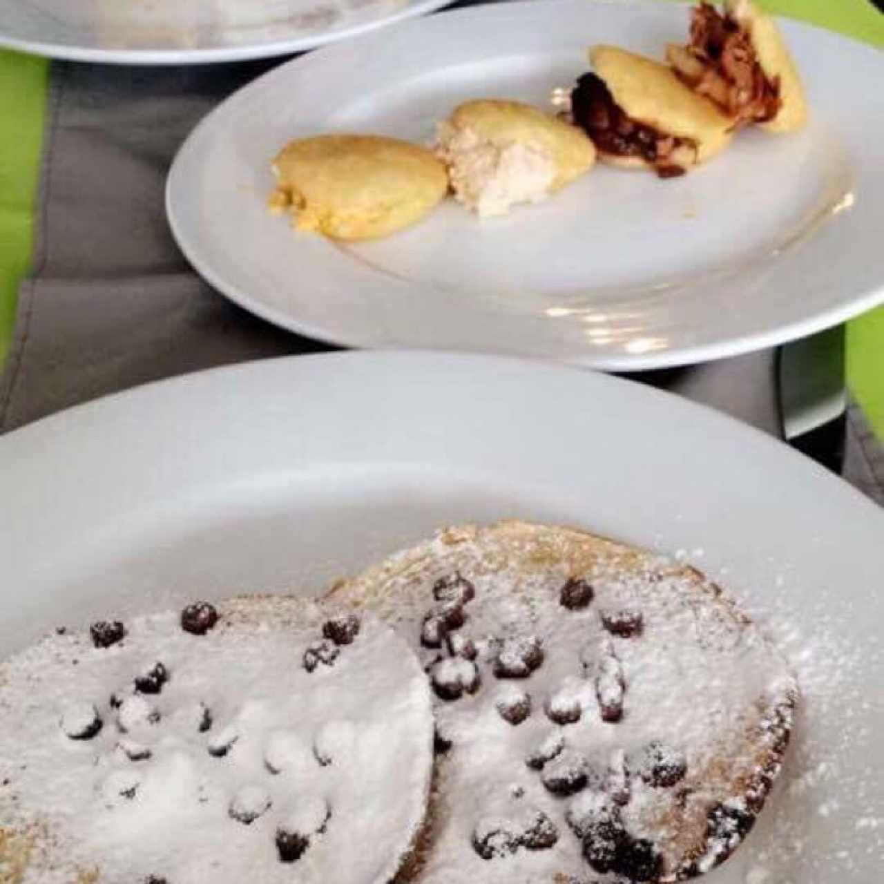 Panquecas de chispa de chocolate y degustaciones de arepitas