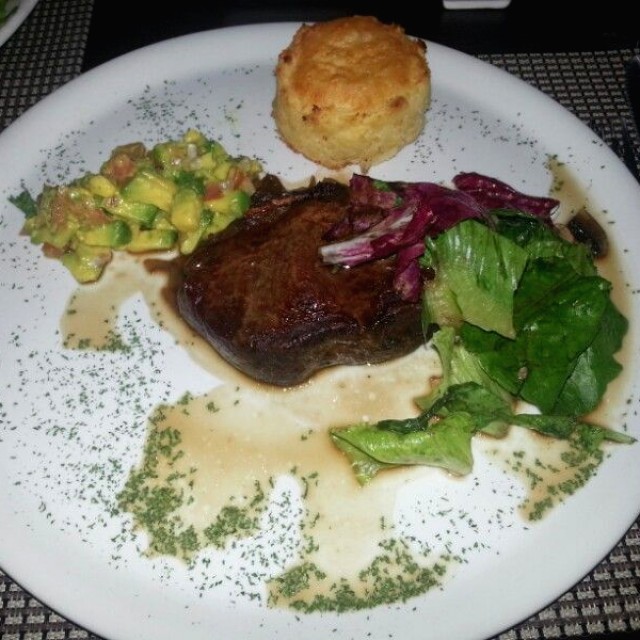 Entrecot con polenta de yuca y guacamole