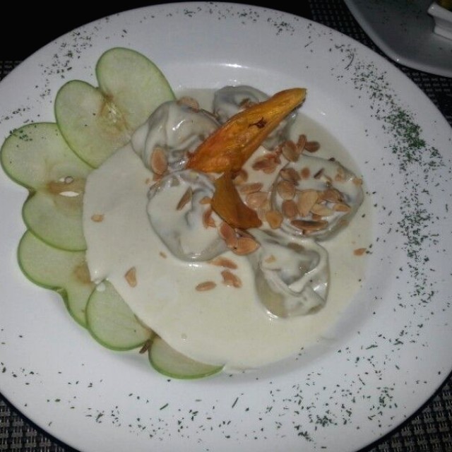 Cappeletis de queso de cabra, manzanas verdes y nueces en salsa de queso azul