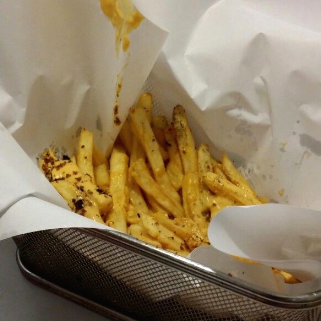 Papas Fritas con Queso y Tocineta