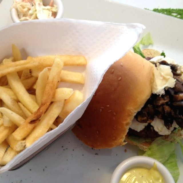 Hamburguesa con queso de cabra y champiñones salteados 