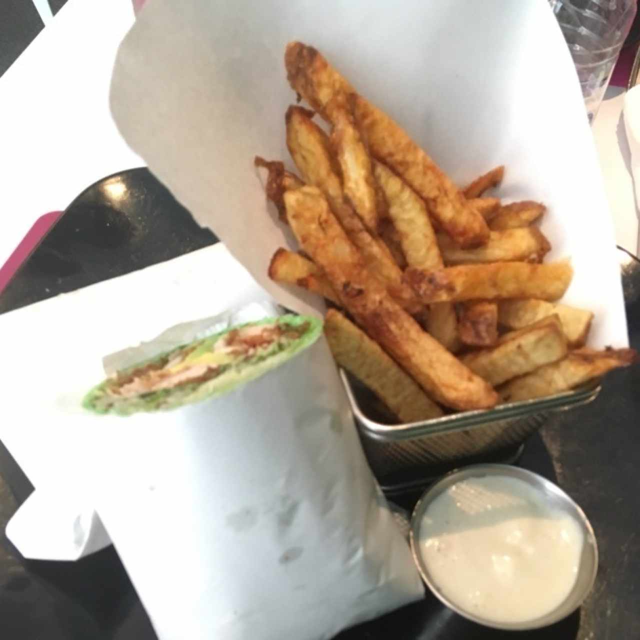Wrap (grande) ranch con papas rusticas.