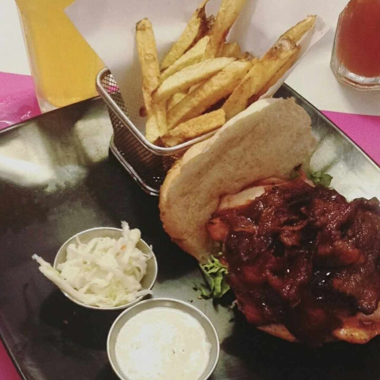 Pollo y tocineta, salsa bbq