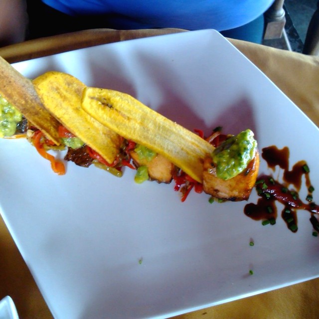 Salmon con chip de platano verde