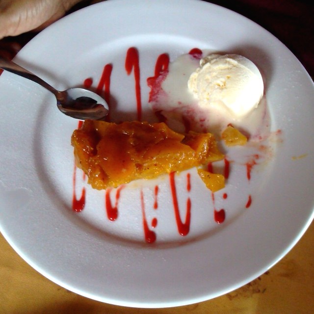 Pie de Mango y Canela acompañada de Helado de Vainilla
