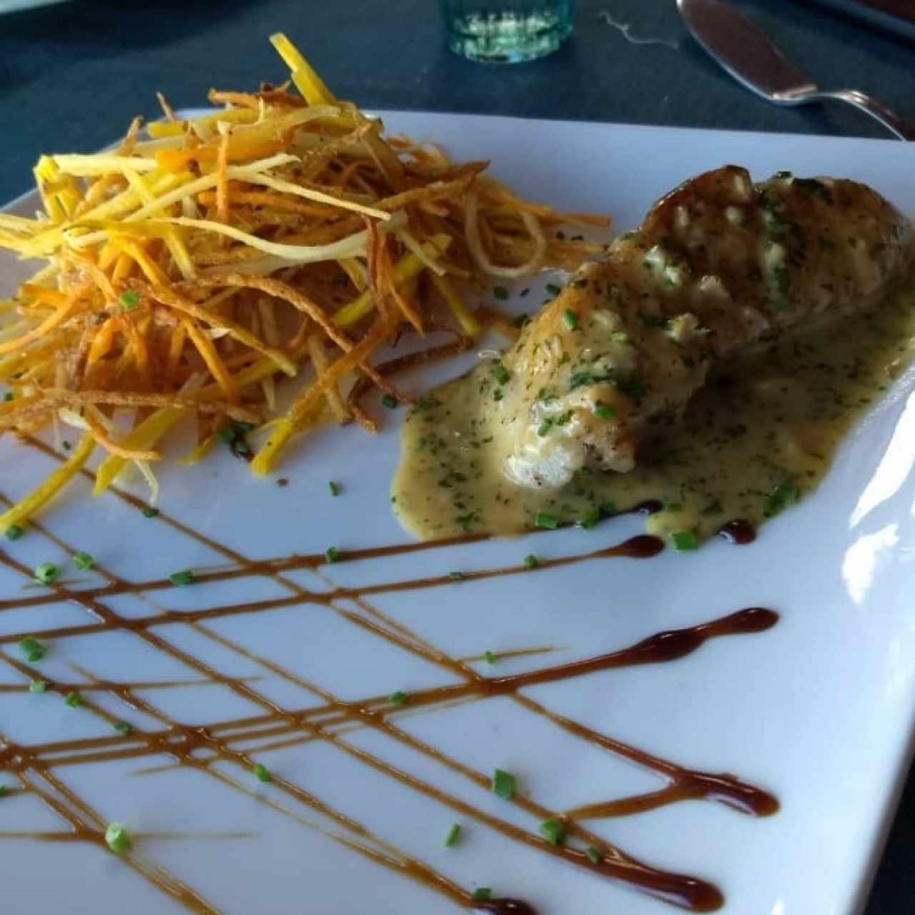 Pescado a la menier con bastones de papa, yuca, batata y platano