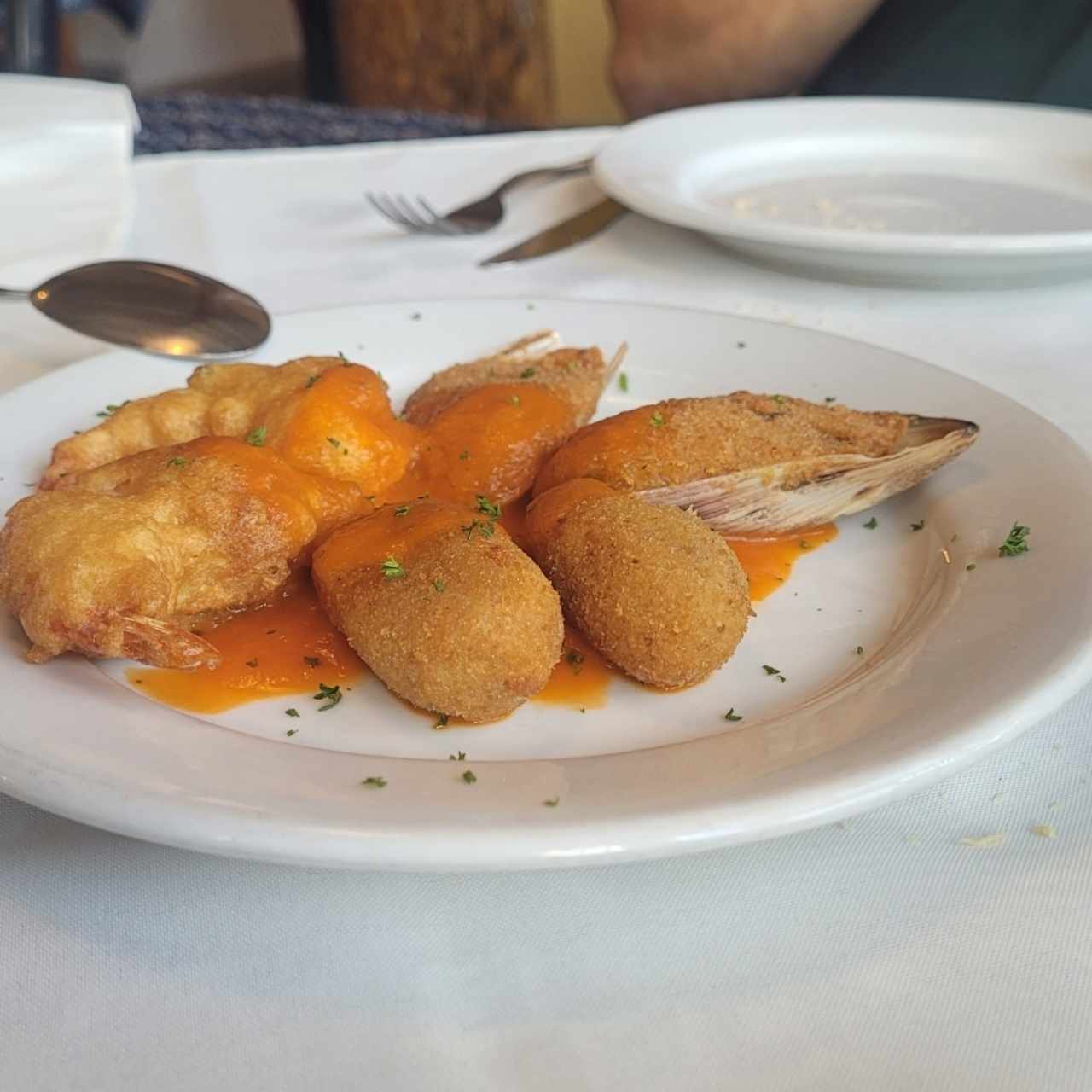 Croquetas y camarones rebosados