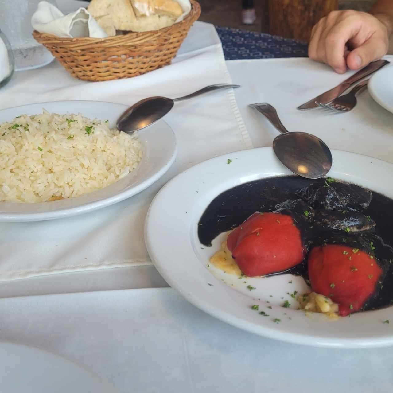 Pimentónes rellenos en salsa bechamel con tinta de calamares