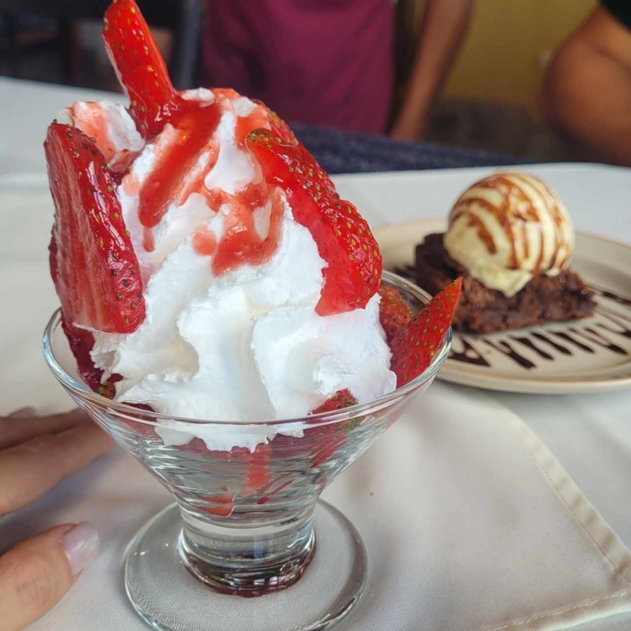Fresas con crema y brownie con helado