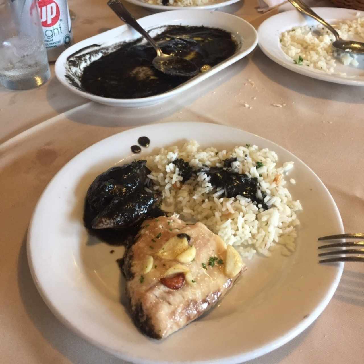 Pargo con arroz silvestre y chipirones en su tinta