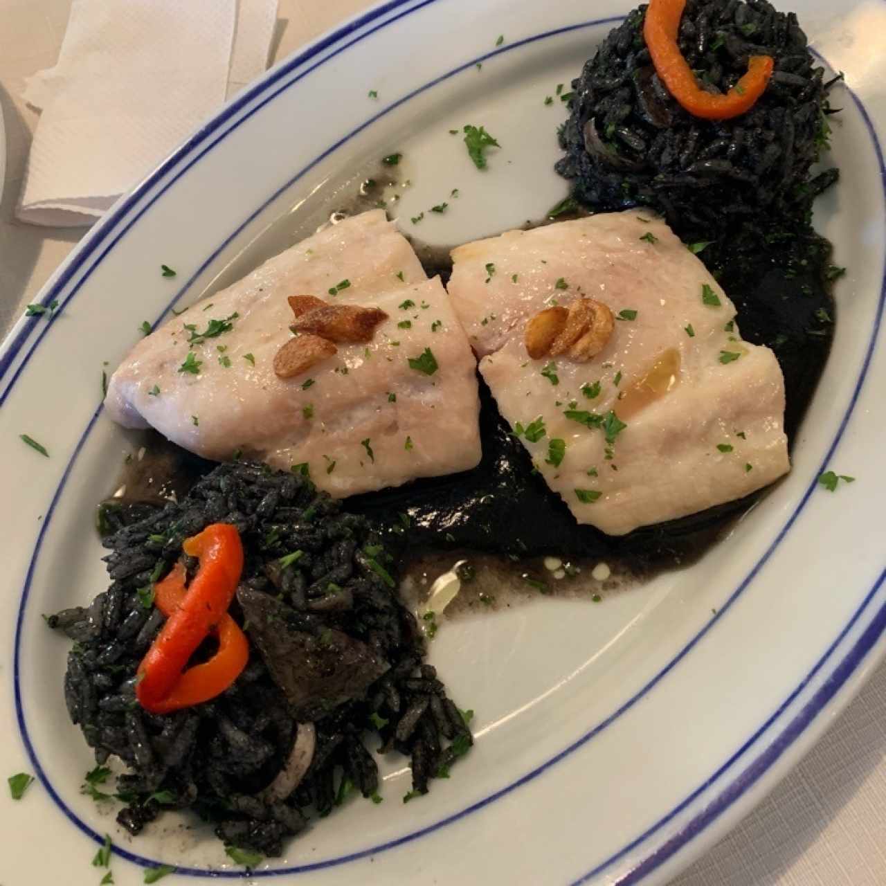 Pargo con arroz negro