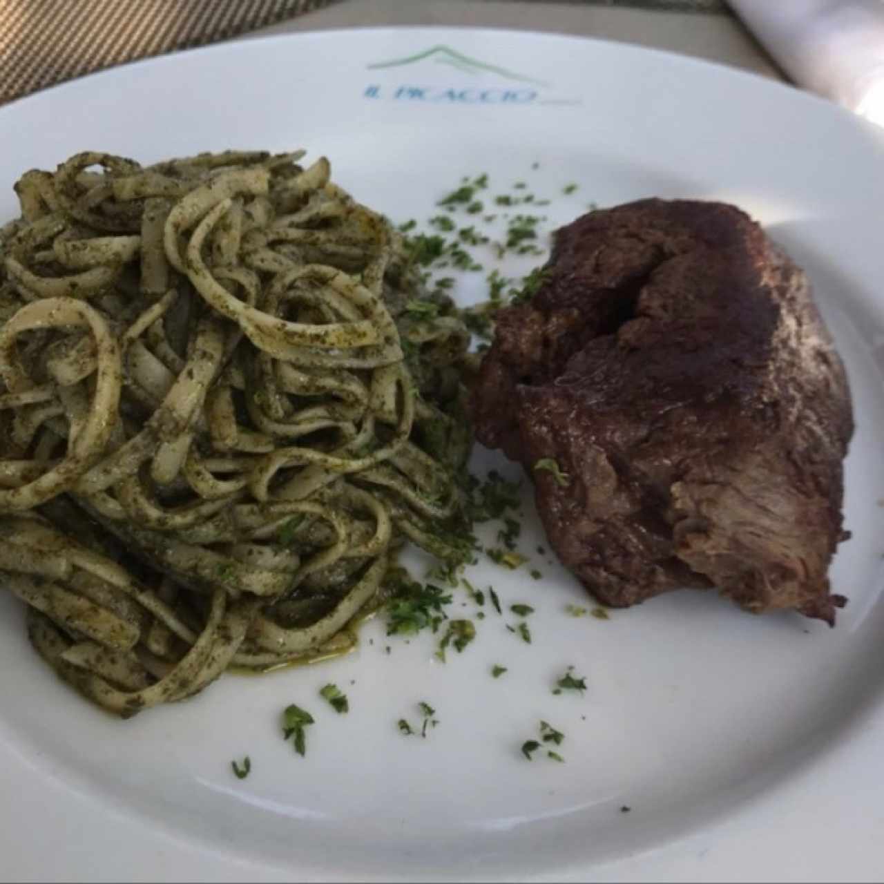 Spaghetti al Pesto con Medallon de Lomito