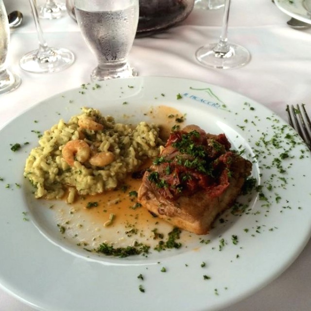 Dorado con risotto de camarones al curry