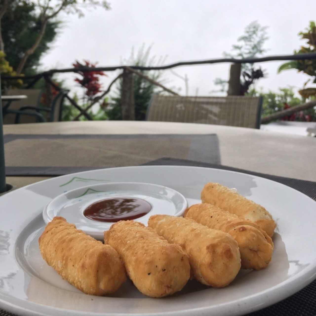 entrada: tequeños con salsa de papelon 