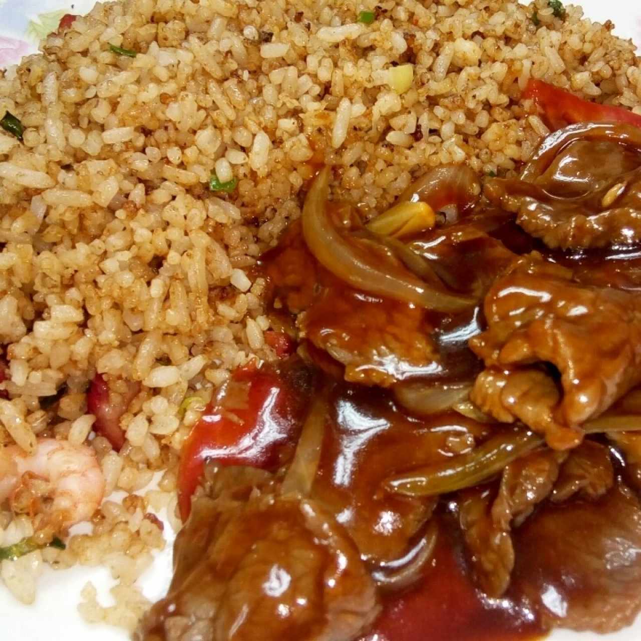 Arroz y carne cantonesa 