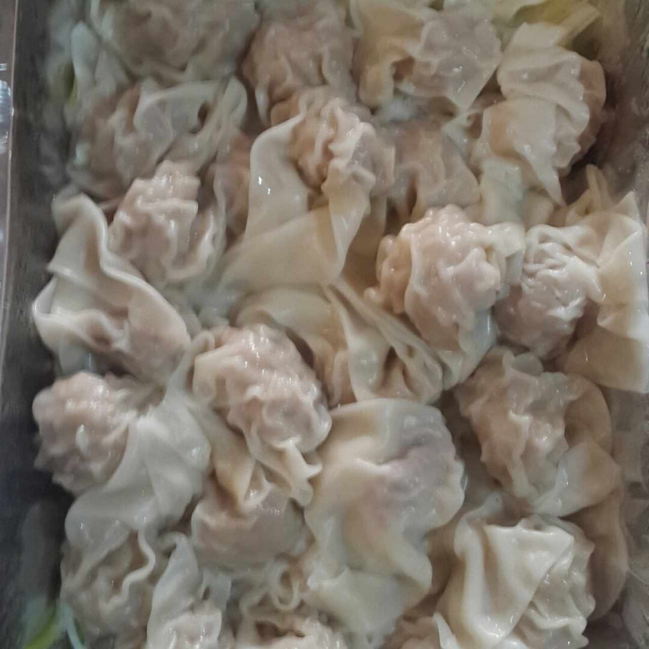 Wanton al vapor rellenos con camarón 