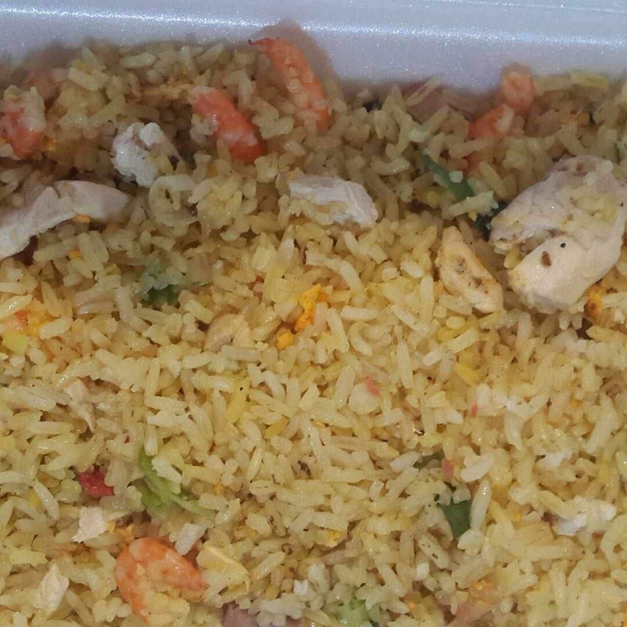 Arroz del chef camarones, pollo y cerdo 