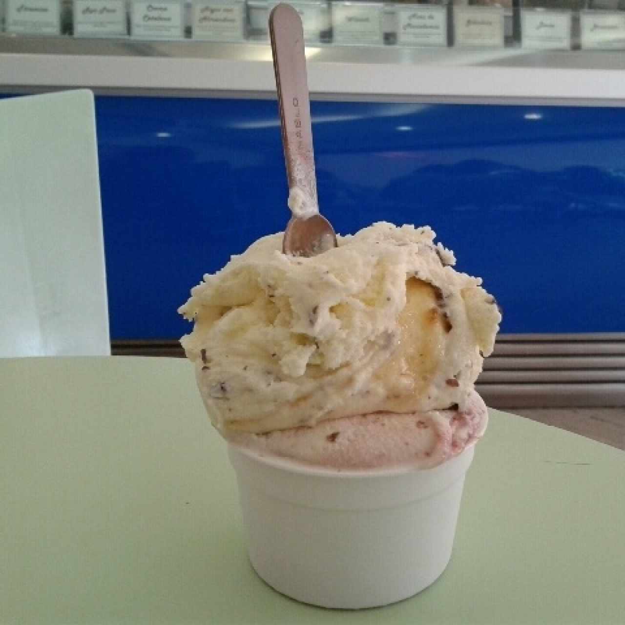 Crema Veneziana sobre Crocante de Amarena