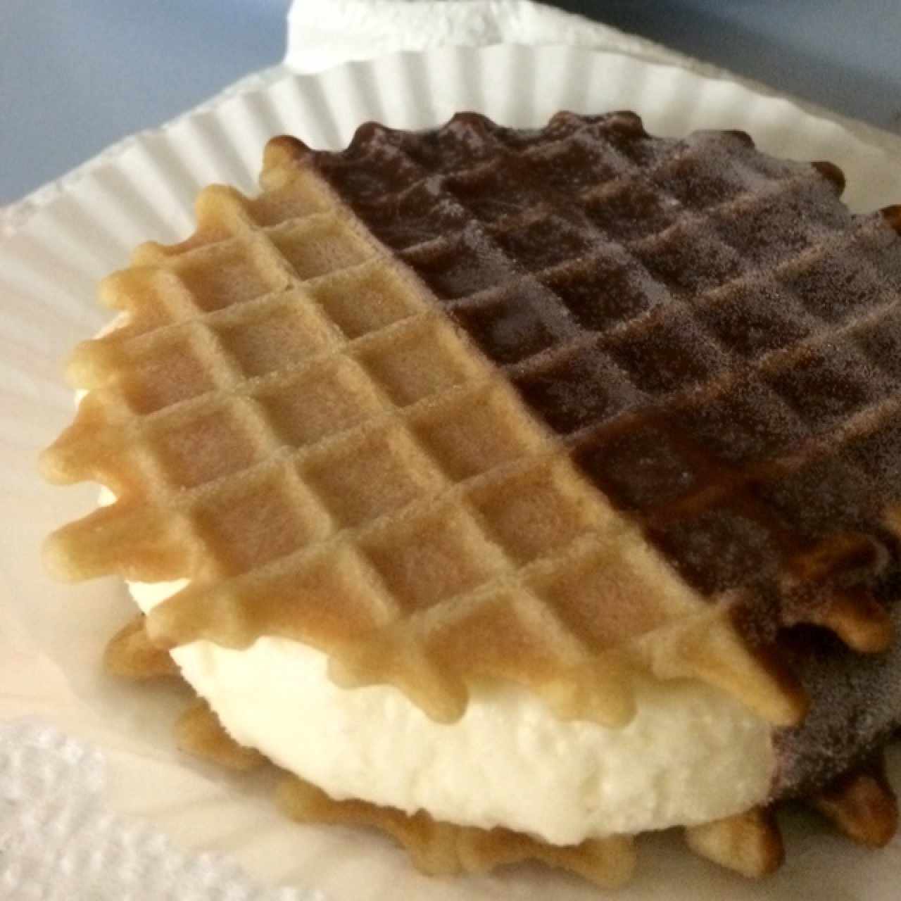 Waffle de chocolate y vainilla