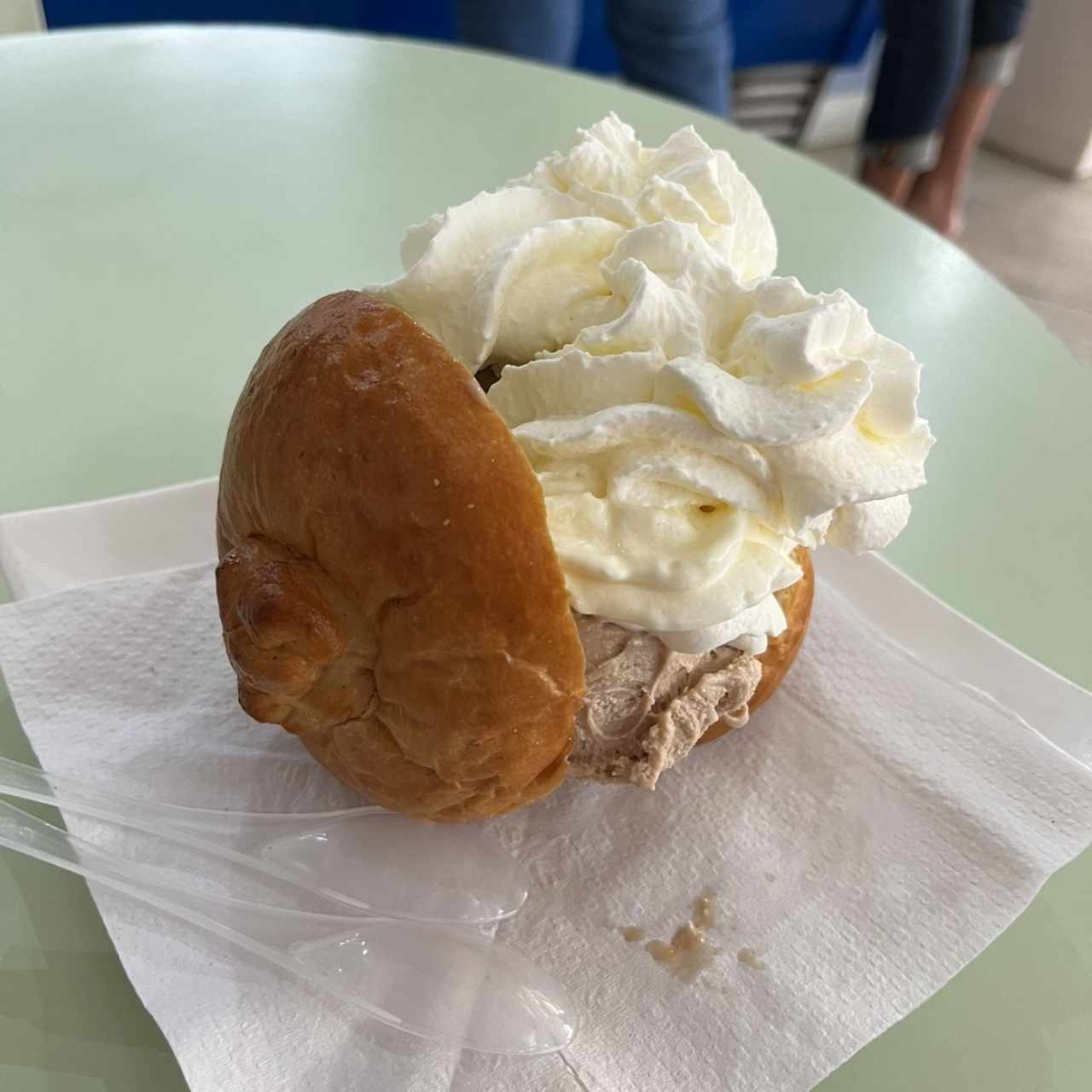 Brioche con helado y crema 