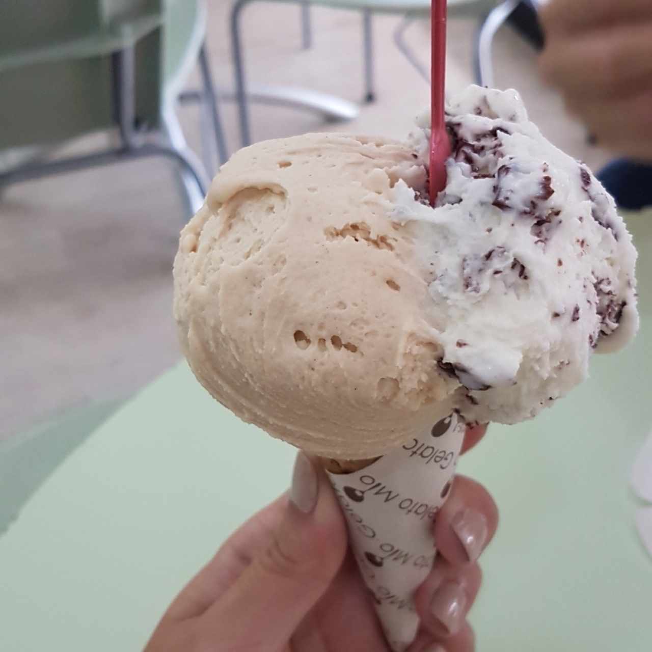 Barquilla de avellana y stracciatella.