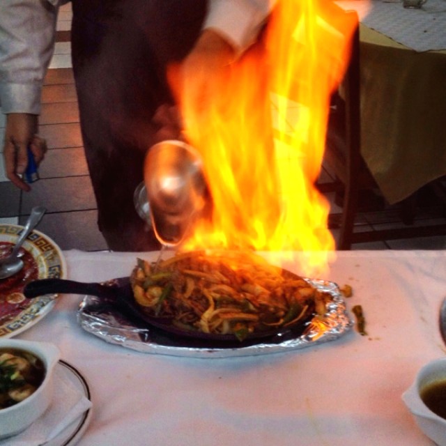 Tallarines con tiritas de pollo carne y cerdo a la plancha caliente