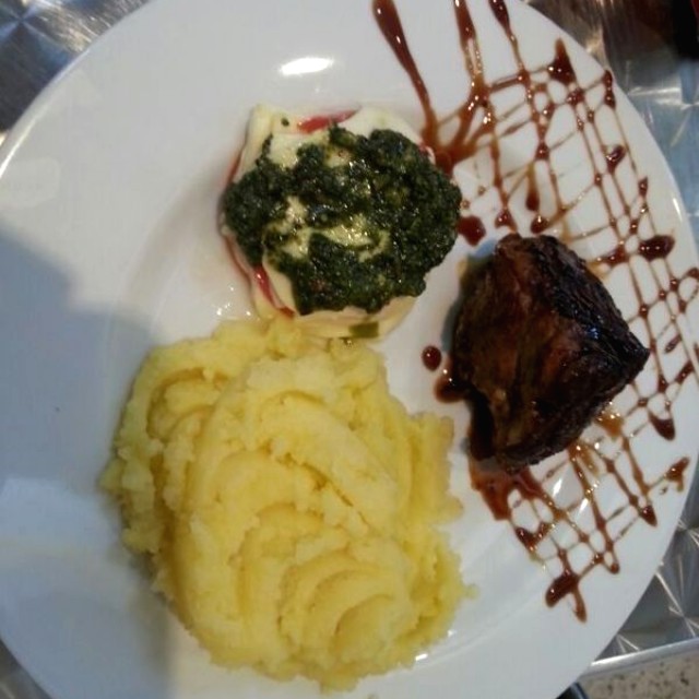 Lomito con puré y capresa