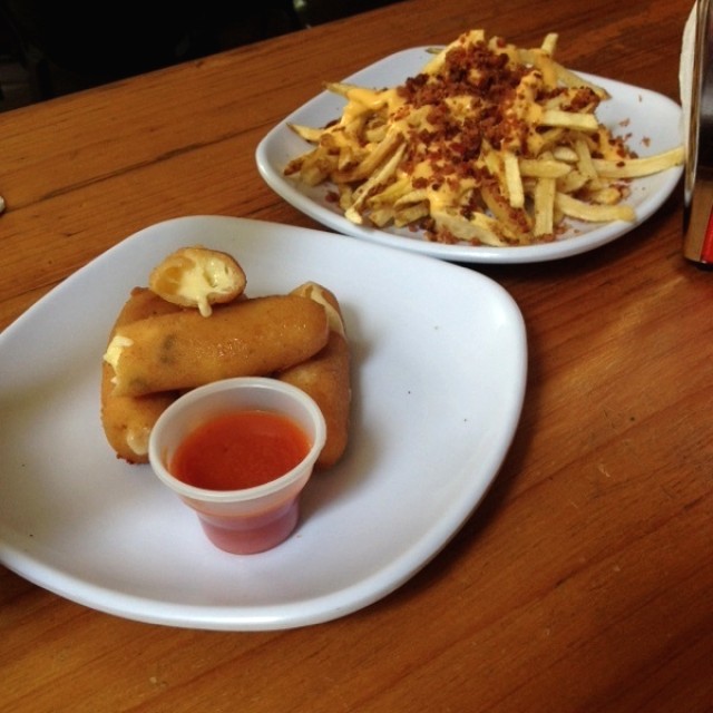 Dedos de mozarella y papas a la americana