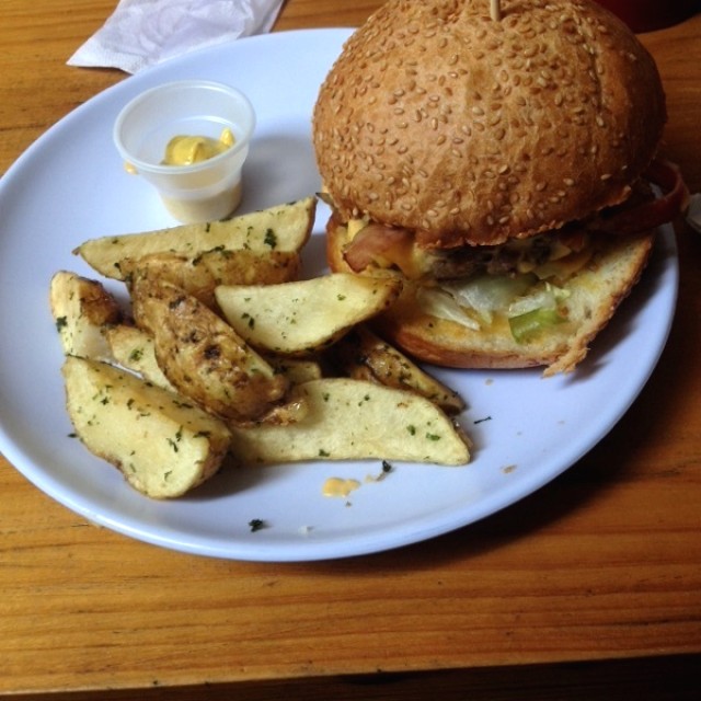 Hamburguesa Old fashioned con papas rústicas