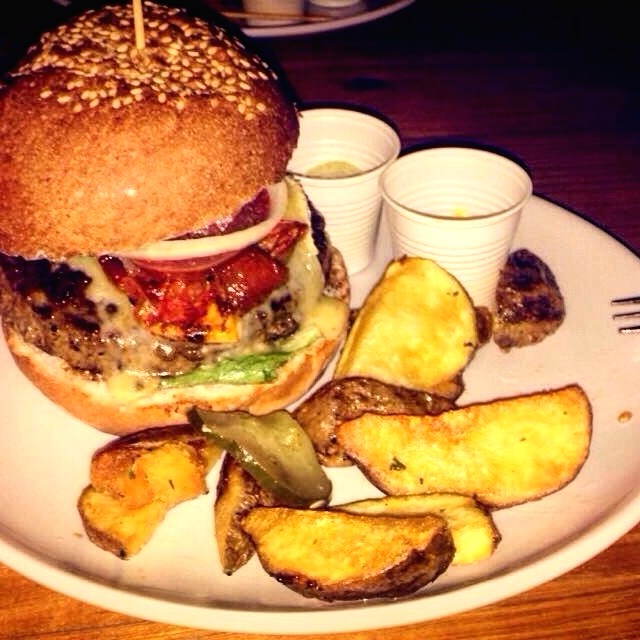 Hamburguesa armada, CarnePremium, Tentacion, Tomate, Champignon, MayoPesto y Papas Rusticas