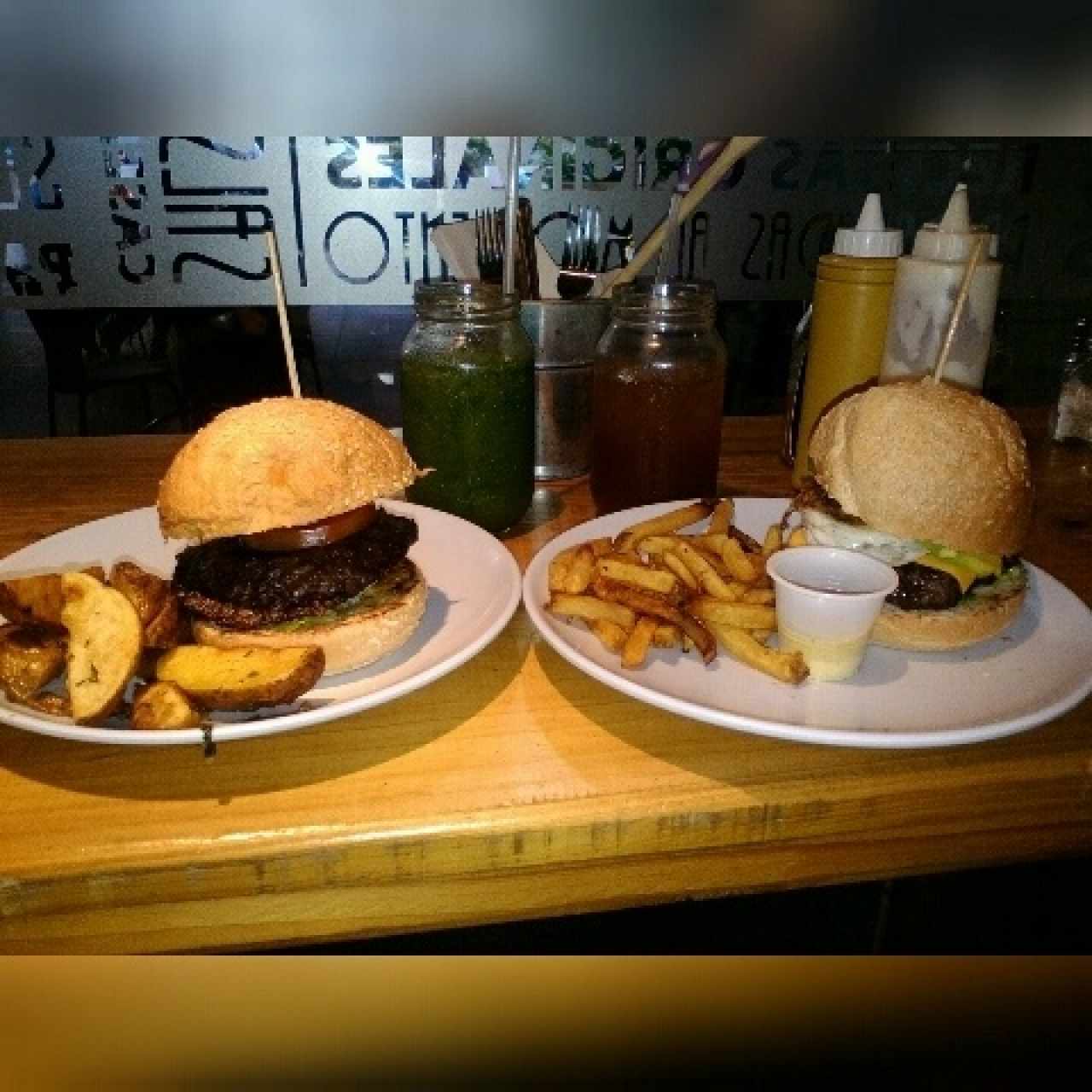 Juici Lucy y Barbacoa Burguer