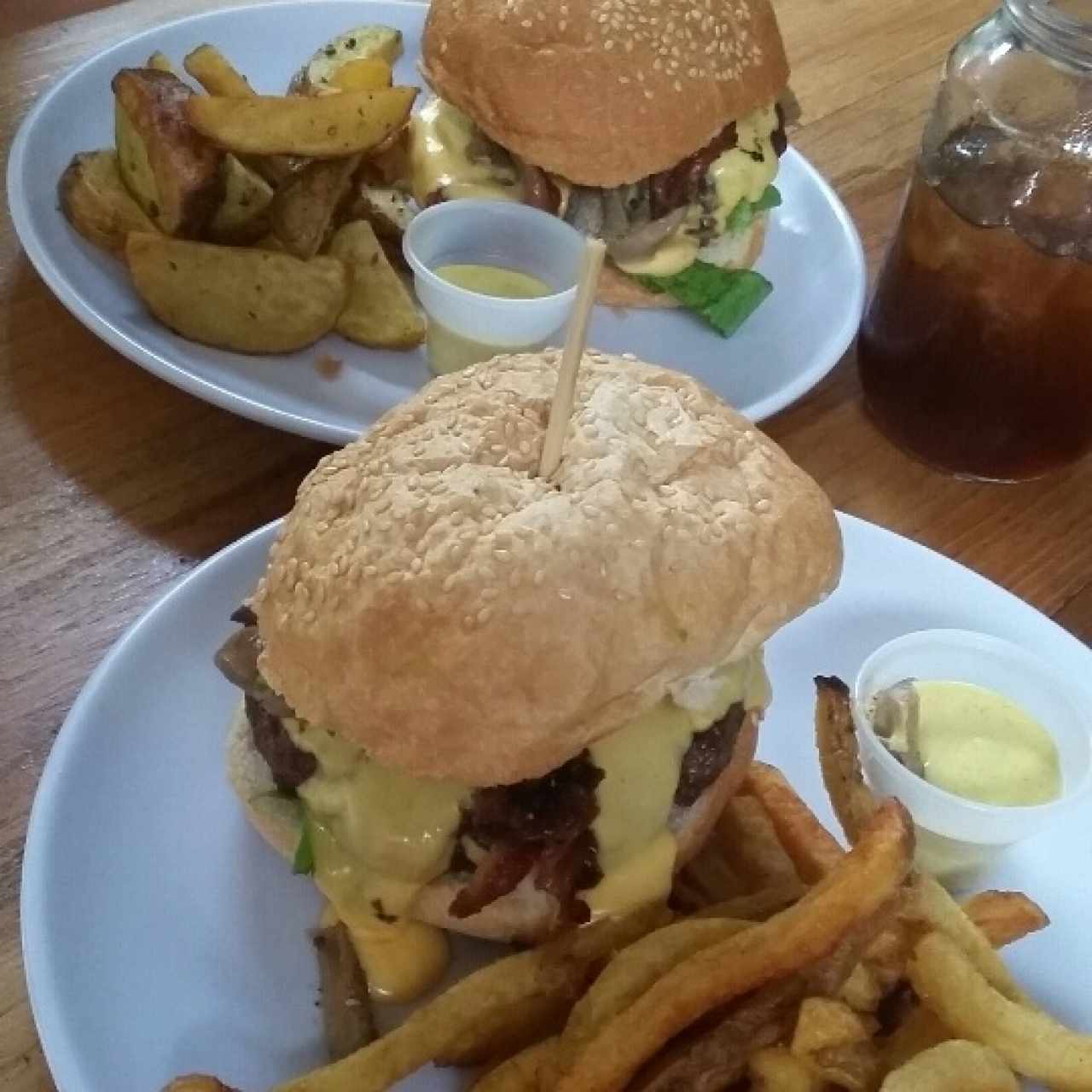 Old Fashion Burger con papas fritas y papas bravas.