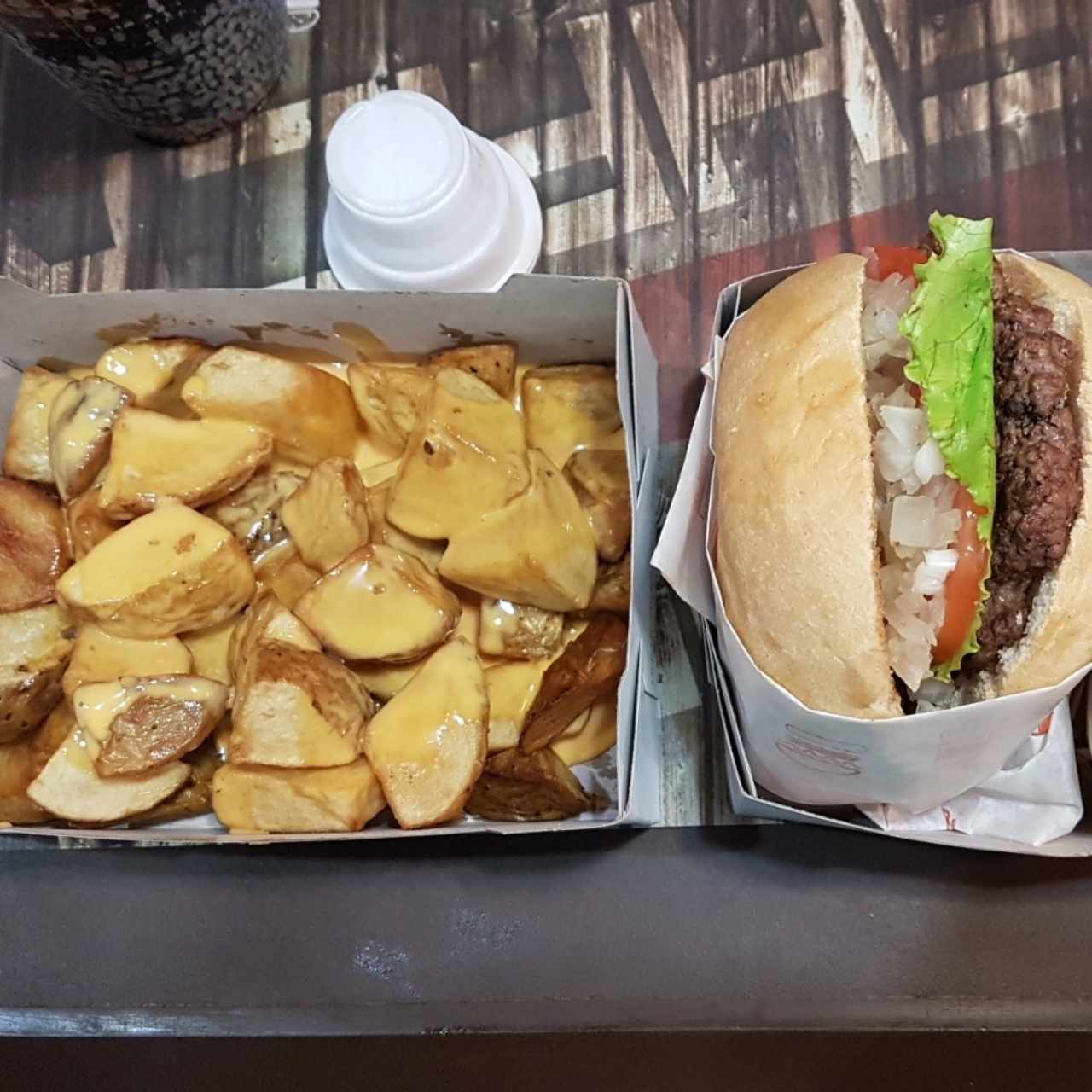 hamburguesa sencilla más papas rústicas con queso fundido