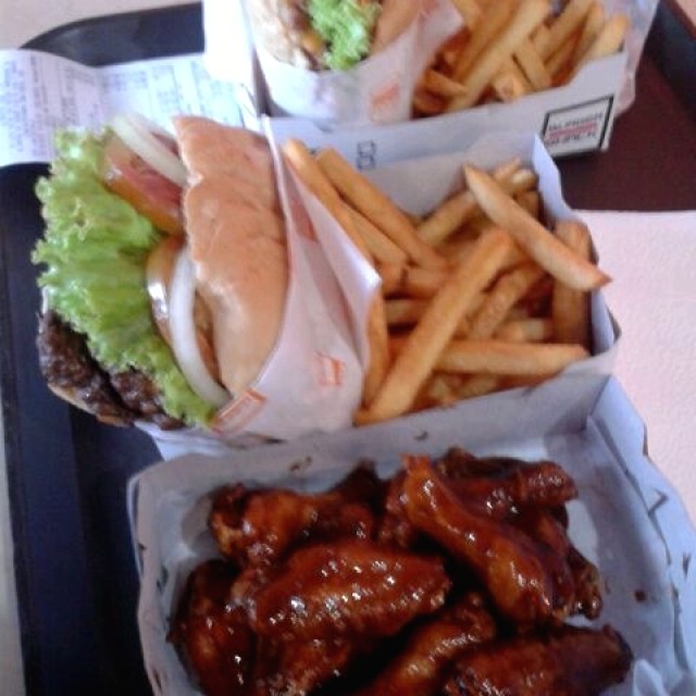 Hamburguesas y alitas bbq