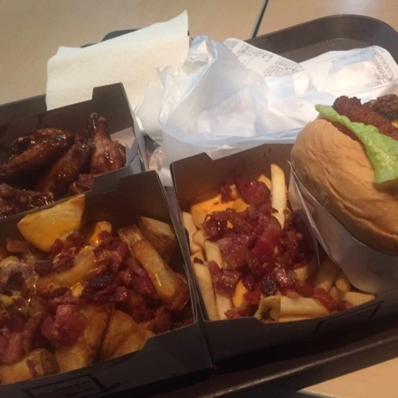 hamburguesa shack,papas bravas con queso fundido y tocineta, alitas de pollo 
