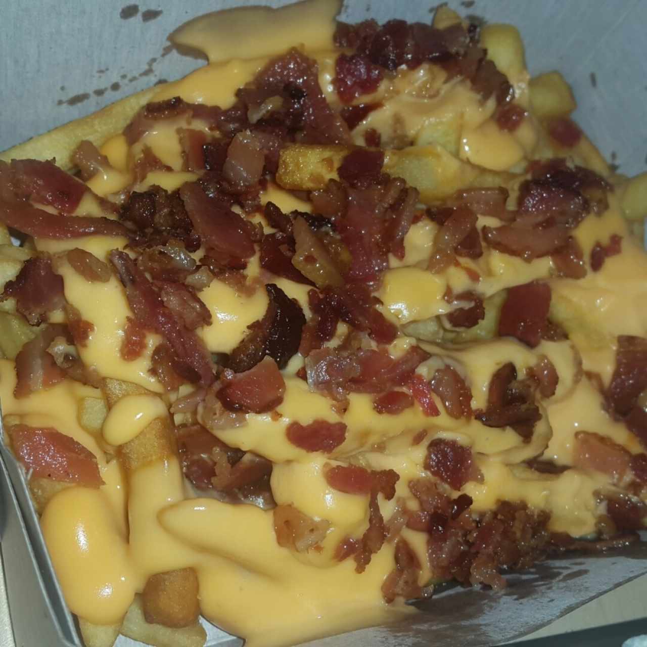 papas con queso y tocineta