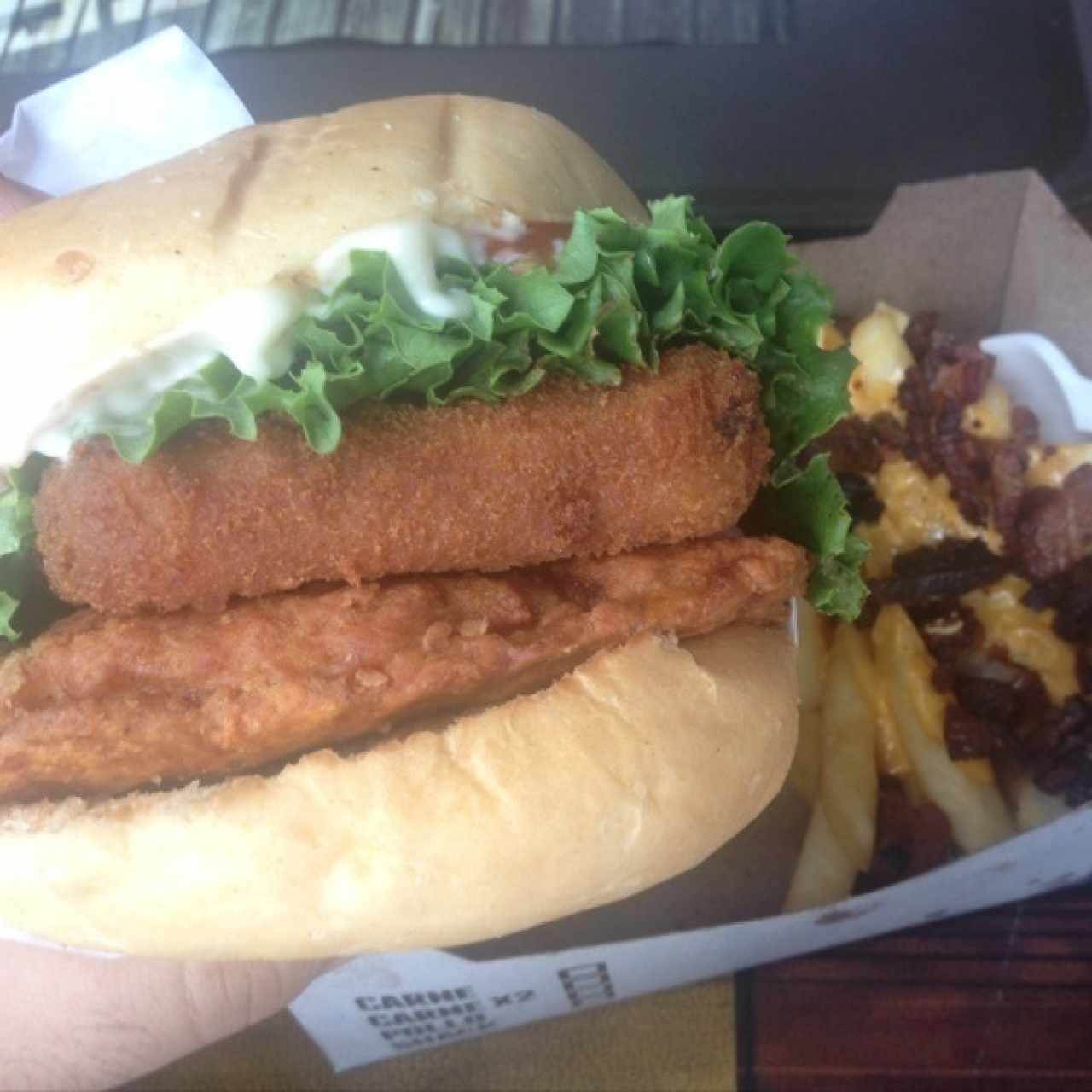 Hamburguesa de pollo empanizado con shack portobello + papas fritas con queso cheddar derretido y tocineta.
