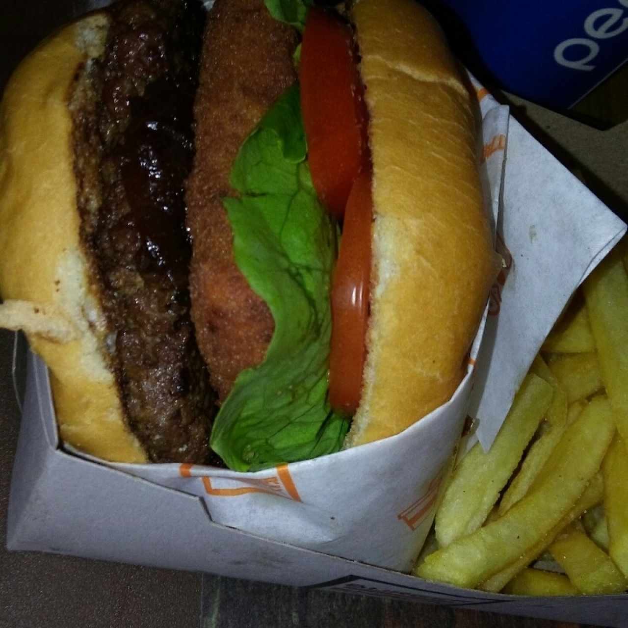 hamburguesa con shack de queso cheddar y cebollas caramelizadas