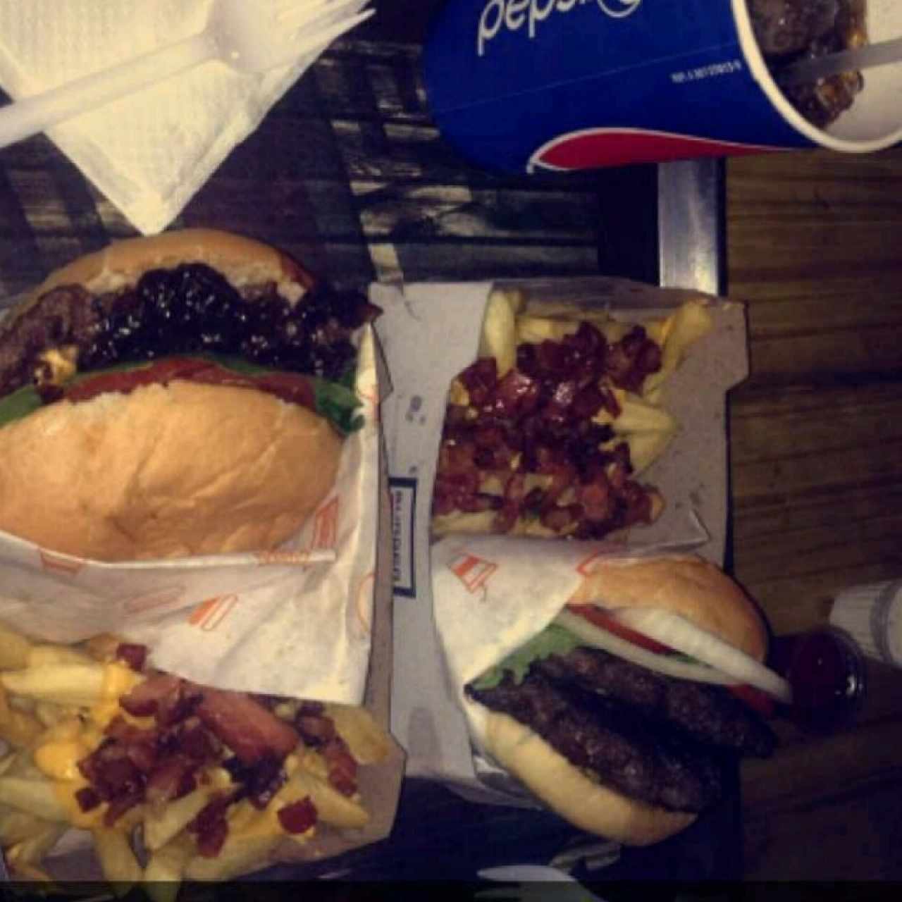 una doble carne y la otra con todos los extras , papitas fritas con cheddar y tocineta