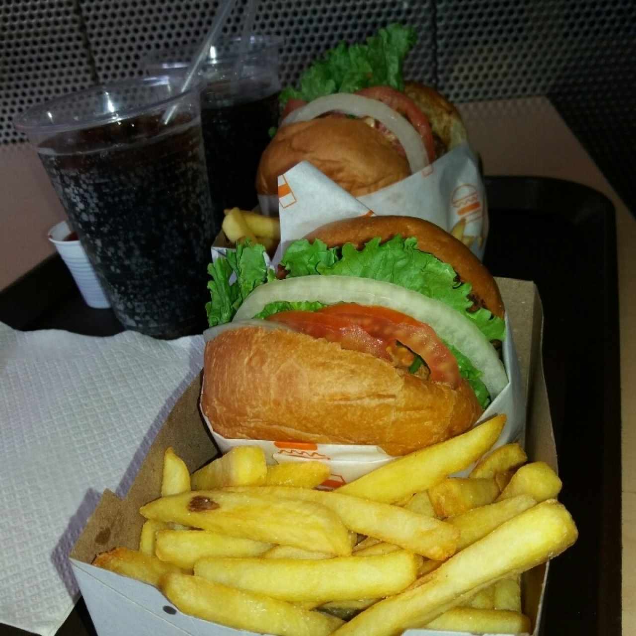 la burguer shack con empanizado mecanizado de queso crema y tocineta 