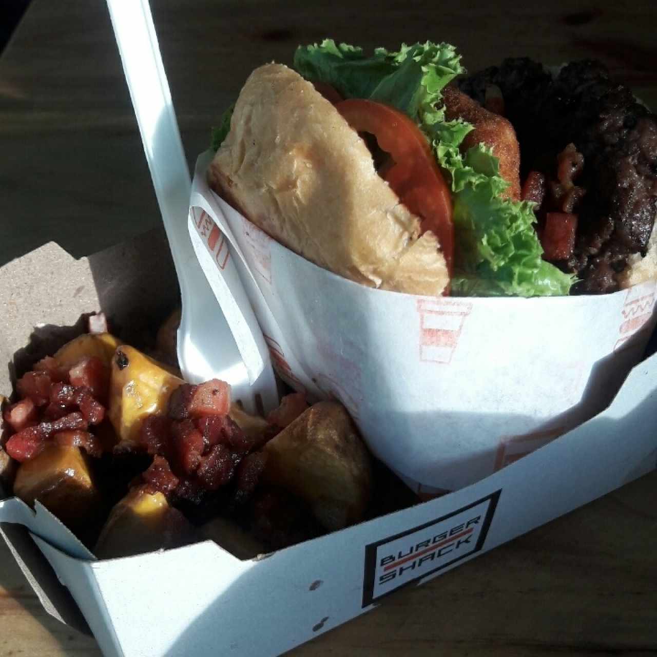 Hamburguesa shack con papas bravas  