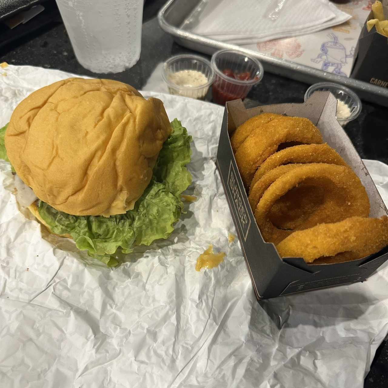 Cheese burger sencilla y aros de cebolla
