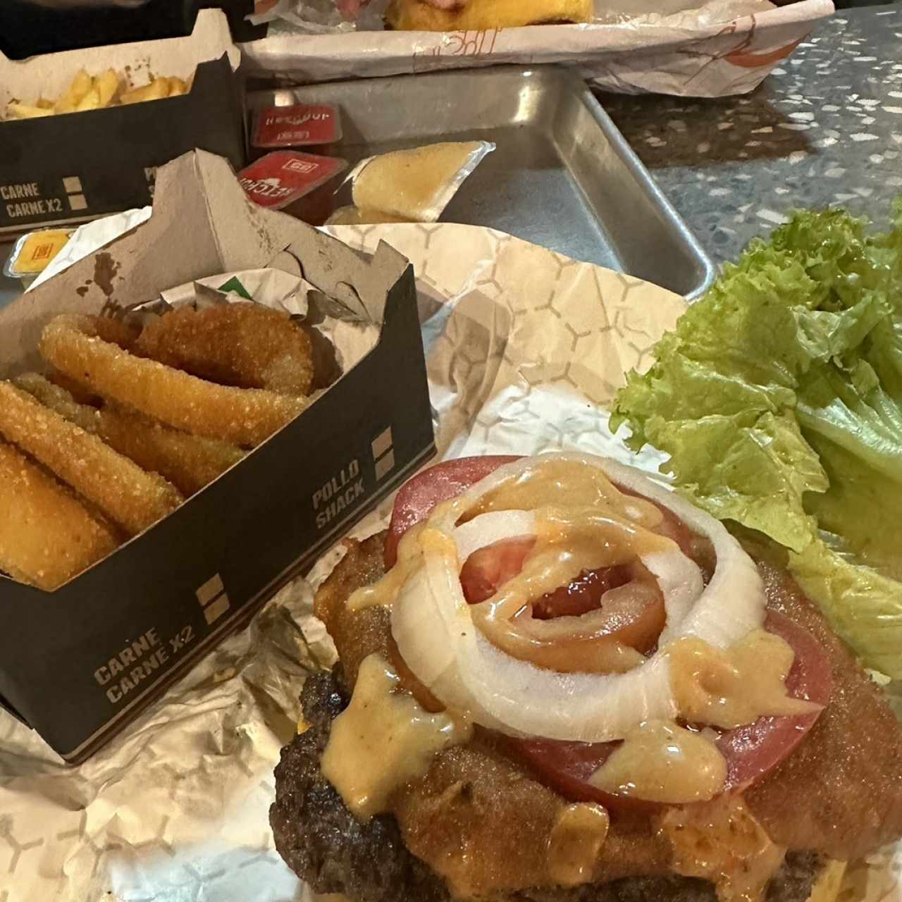 Shack de chistorra y aros de cebolla