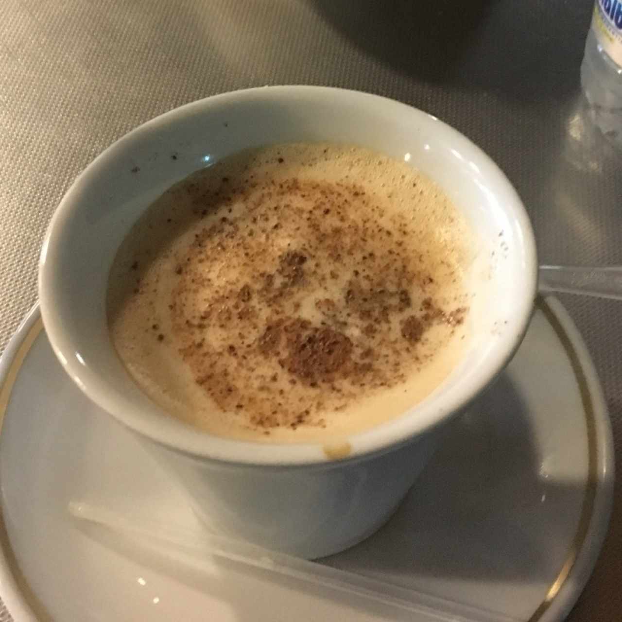 rico cafe cremoso con canela y el ensaño de barista de una amable despachadora 