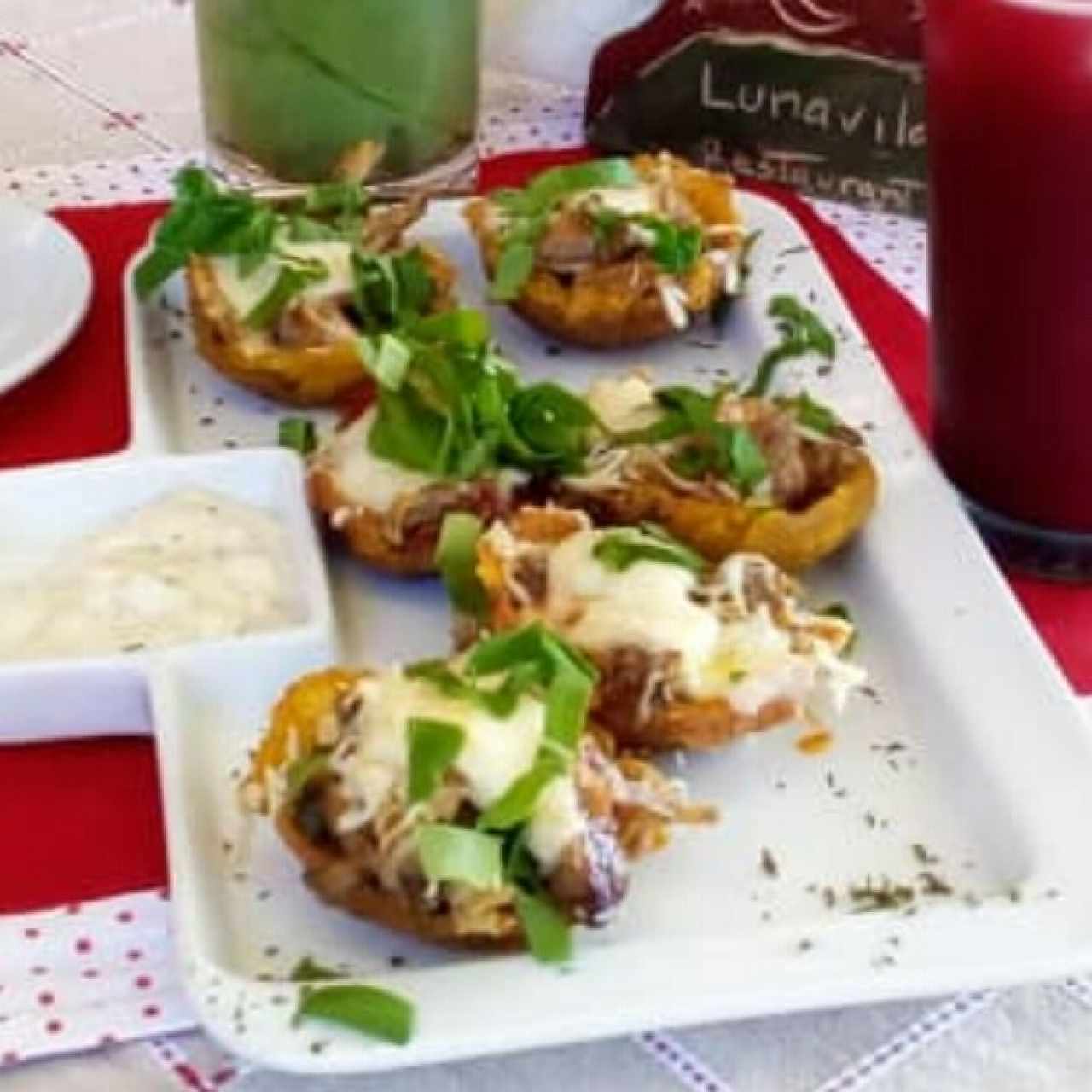 Cestas de plátano con pernil y queso mozzarella
